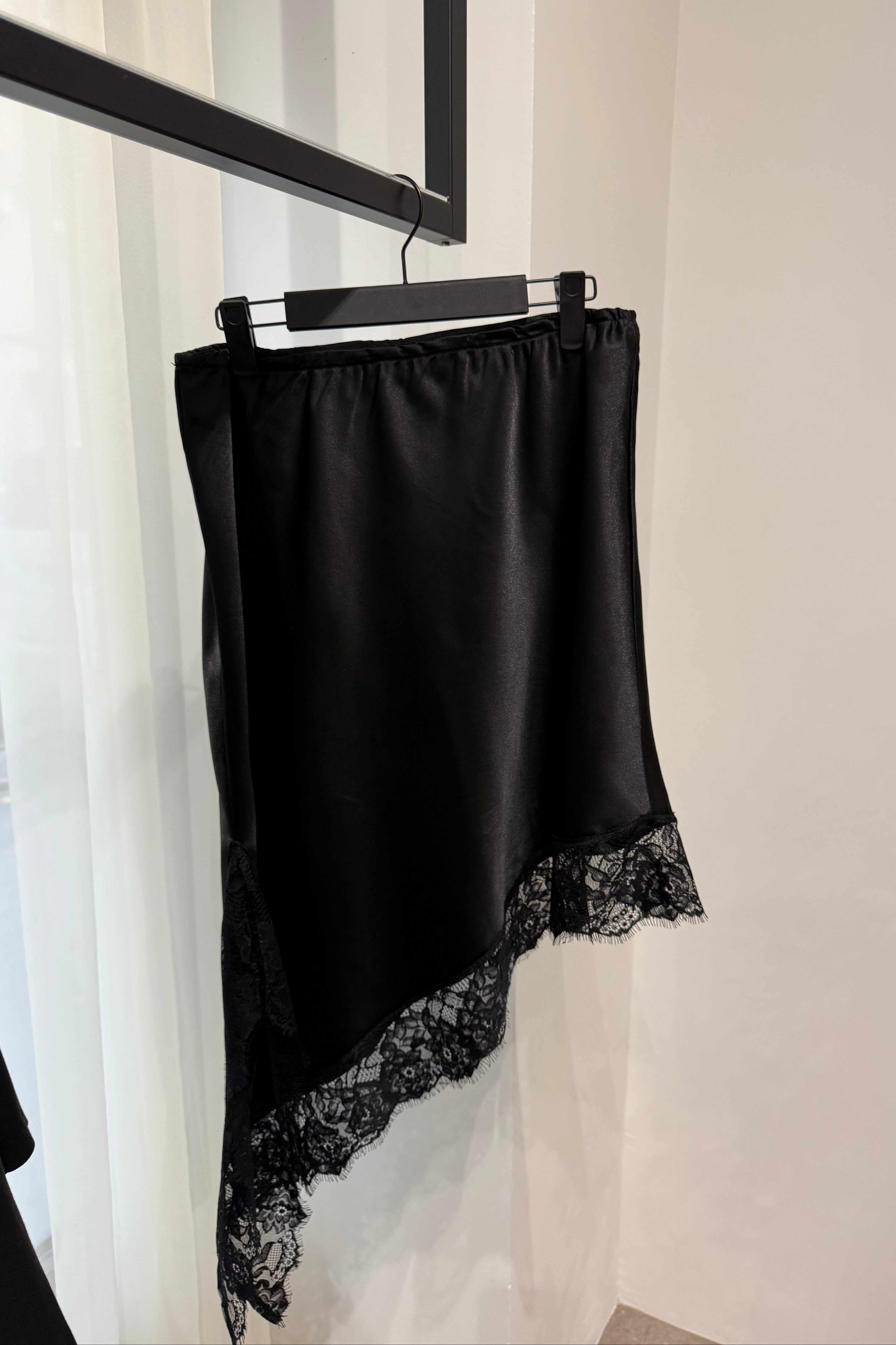 JUPE LAYERING SATIN ASYMÉTRIQUE