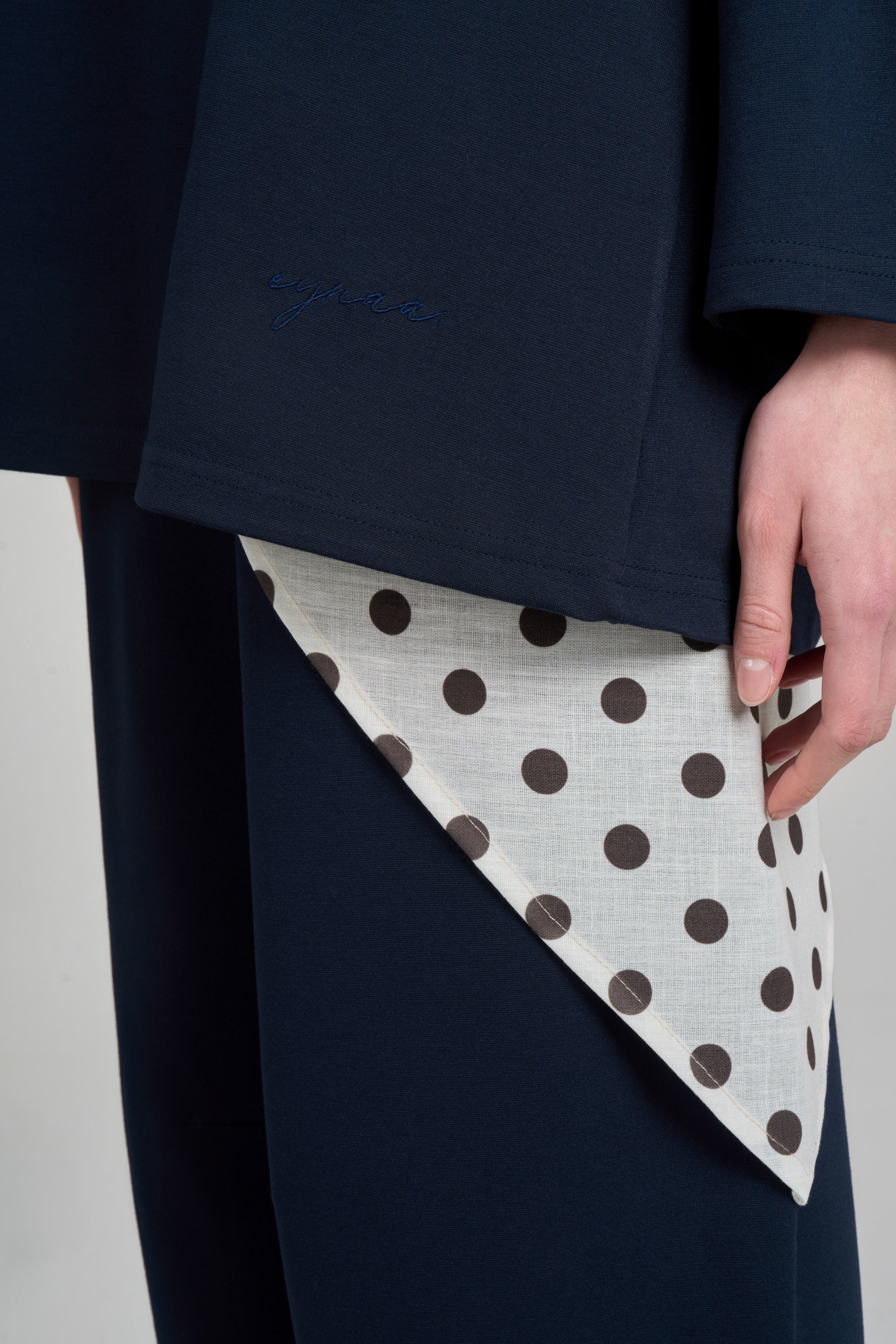 TRIANGLE LAYERING A NOUER  [Polkadot]